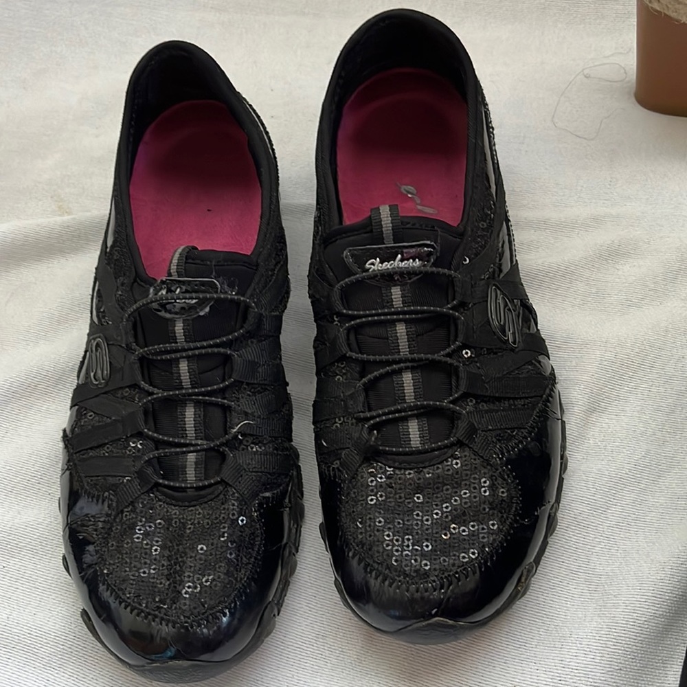 Skechers  black  athletic shoes